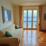 Scarlet Flower - Maggiore Appartement