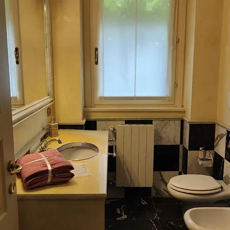 Scarlet Flower - Maggiore Apartment