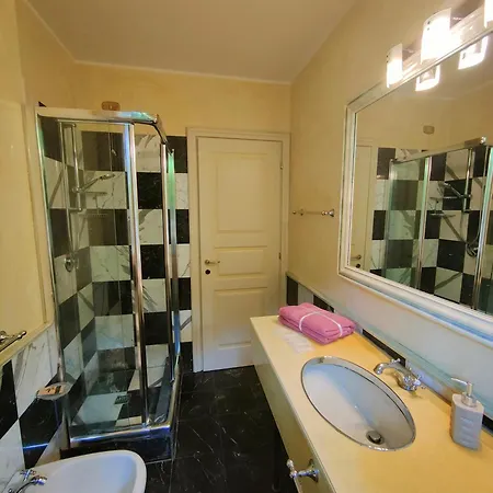 Scarlet Flower - Maggiore Apartment Meina