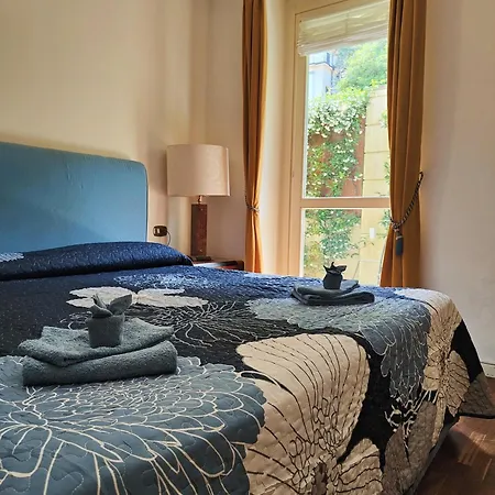 Scarlet Flower - Maggiore Daire Meina