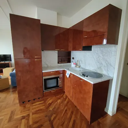 Scarlet Flower - Maggiore Apartment