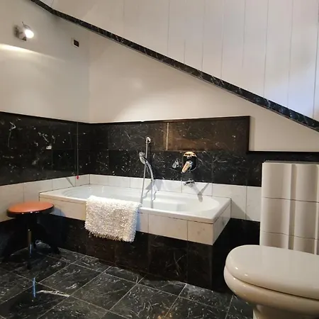 Scarlet Flower - Maggiore Daire